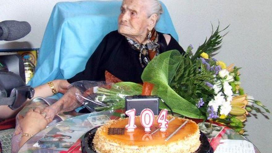 La mujer, homenajeada cuando cumplió 104 años.