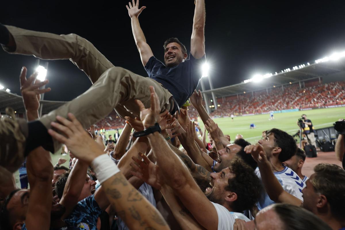 El Málaga CF asciende a Primera División tras ganar en el estadio del UD Almería por 1-2.