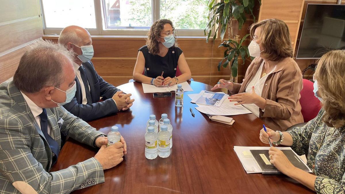 Reunión de la consejera de Movilidad, María González, en el centro, con la presidenta de la Diputación de Palencia, Ángeles Armisén, ayer en Palencia. | Ical