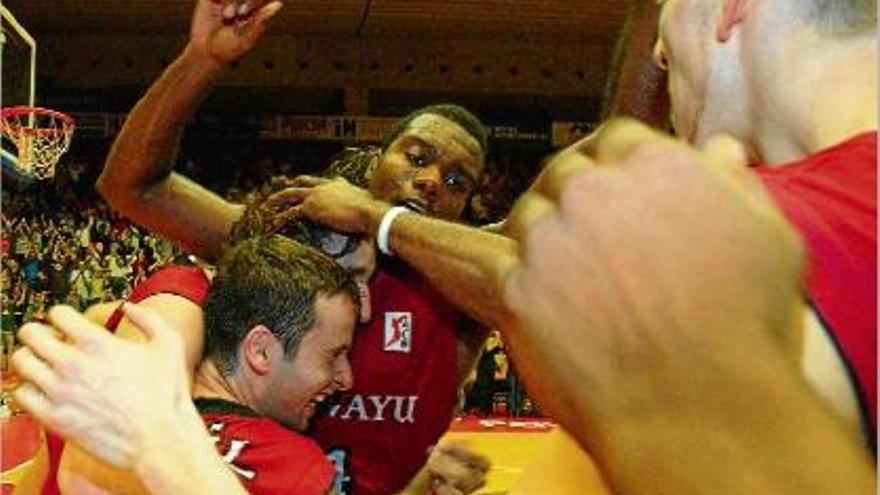 Raül López, Kevin Thompson i Fran Vázquez celebrant aquella primera victòria a l&#039;ACB a Fontajau.