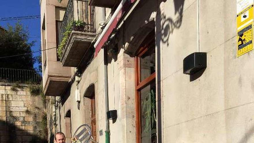 Un hostelero coloca su terraza en la plaza del Ayuntamiento de Piloña.