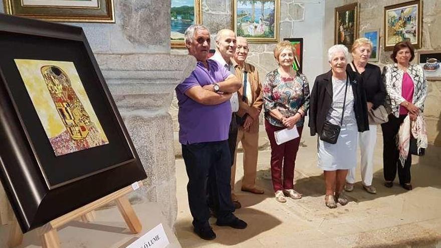 Artistas y representantes del Concello, en la inauguración. // S.Á.