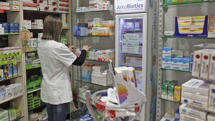 Una farmacia de Ourense. // Jesús Regal