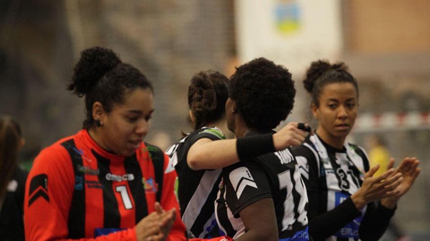 Las jugadoras del Rincón Fertilidad celebran un triunfo.