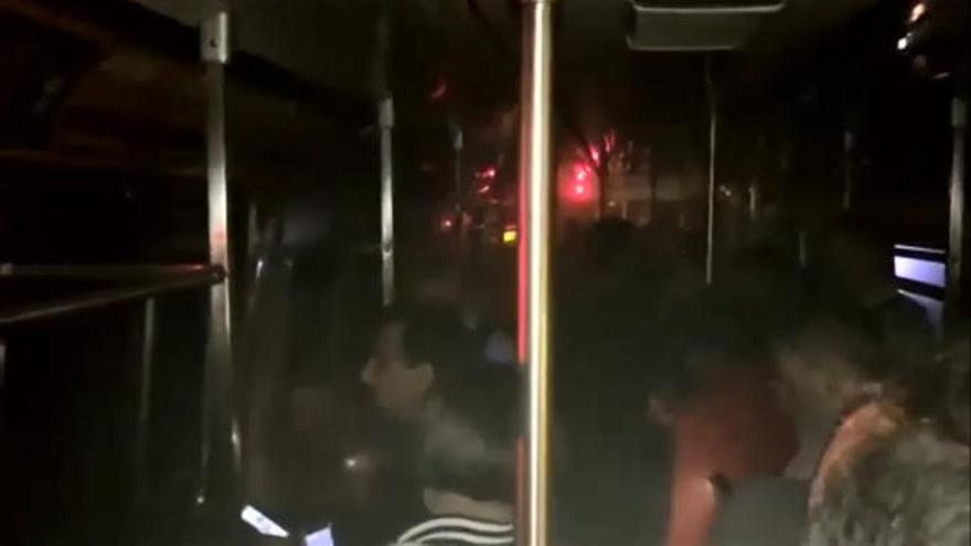 800 atrapados al descarrilar un vagón de metro en Nueva York