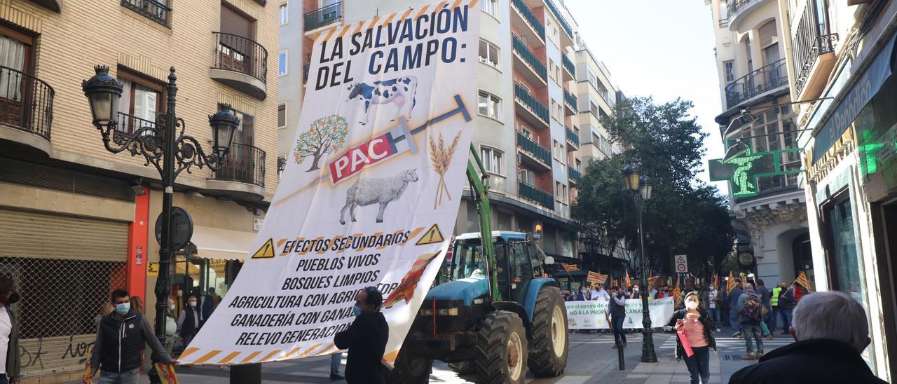 Una imagen de archivo de la última protesta del sector agroganadero aragonés contra la propuesta de reforma de la PAC.