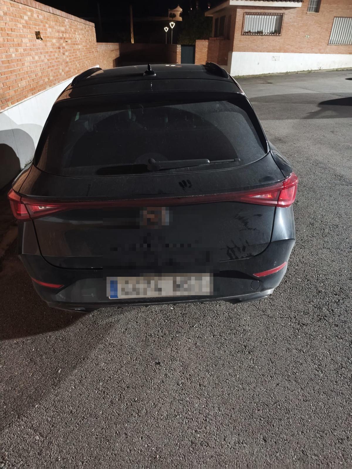El turismo en el que montaban, un Seat León Cupra, figuraba como robado en Barcelona, lo que motivó la detención de ambos.