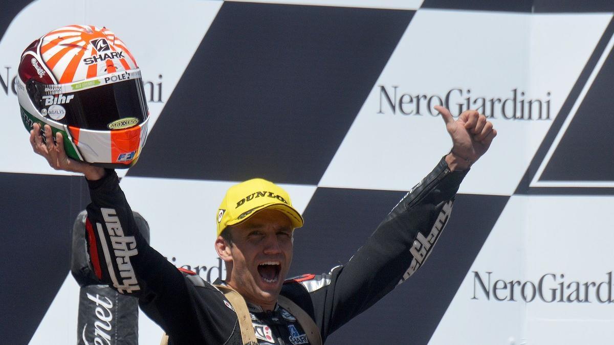 Johann Zarco celebra en el podio de Spielberg su victoria en el GP de Austria en Moto2