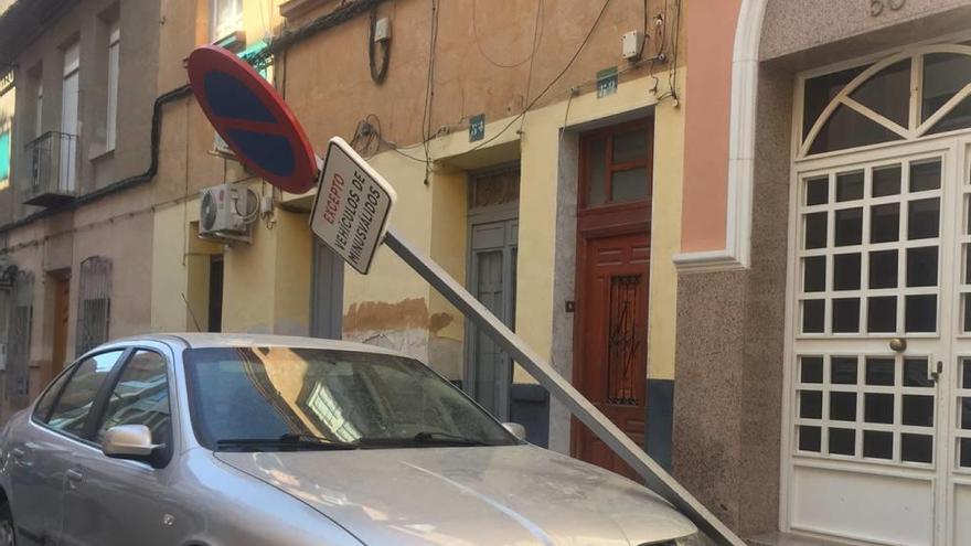 Una de las señales de tráfico sobre un coche estacionado en la calle Numancia.