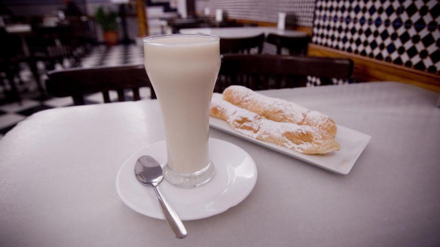 La tradicional horchata y los fartons.