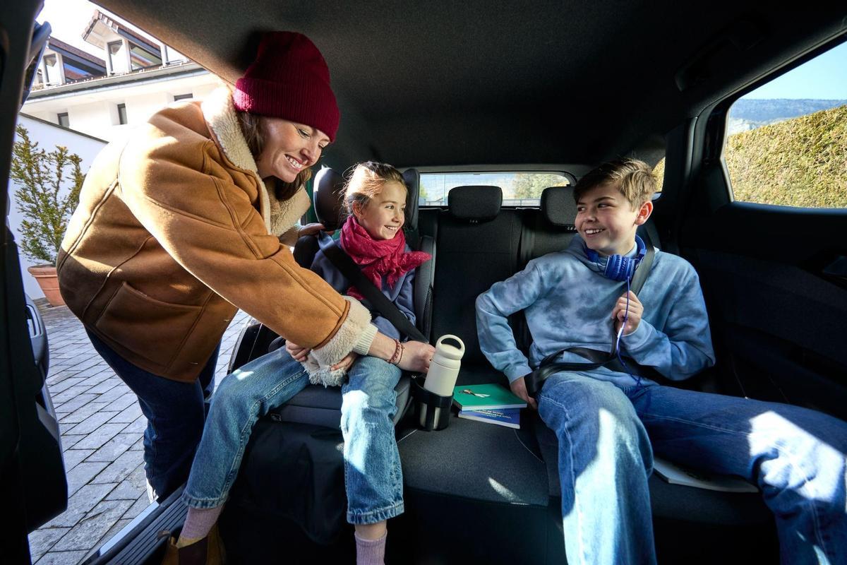 ¿Es seguro viajar con abrigo en la silla del coche?