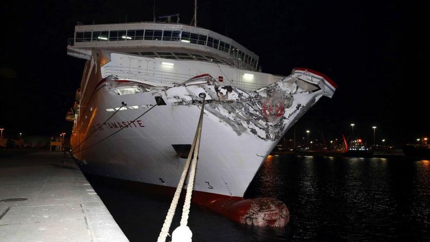 Una mancha de combustible invade el puerto de Las Palmas tras el accidente de un ferry