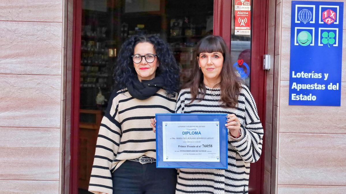 Las responsables del estanco de Castelló con el premio de 2012