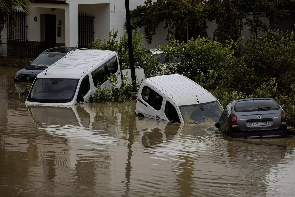 Estado en el que quedaron algunos coches tras las lluvias torrenciales el pasado 29 de octubre en Álora, Málaga.