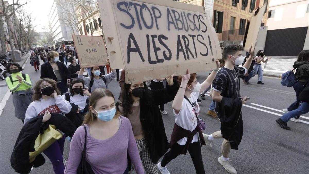 Manifestación de estudiantes del Institut del Teatre en la calle Lleida, rumbo a la Diputación.