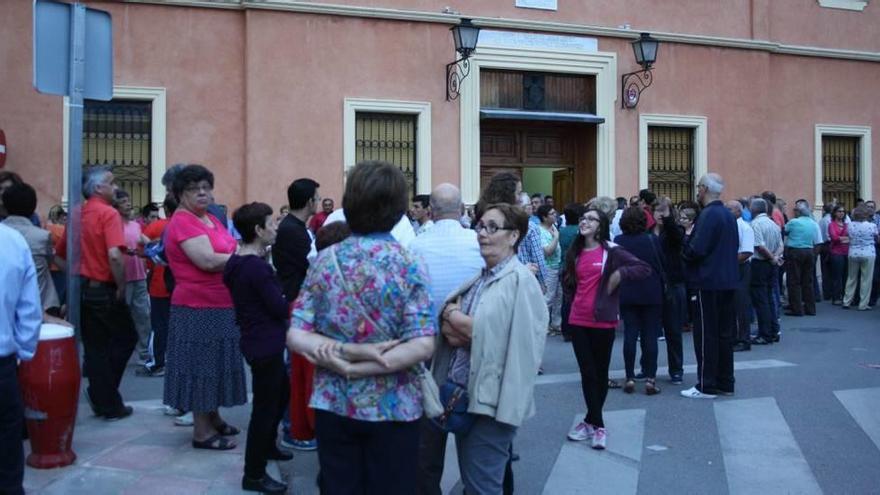 Protesta de los vecinos del barrio de San Antón de Jumilla para que no se cierre el asilo.