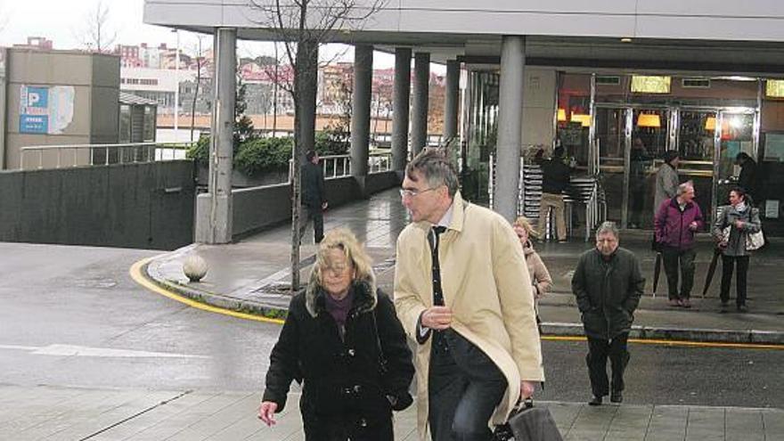 Áurea Gutiérrez, a la izquierda, y su abogado, Luis Tuero, ayer, a la entrada de los Juzgados de Gijón.