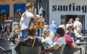 Un camarero atiende las mesas de un terraza en Zaragoza. 