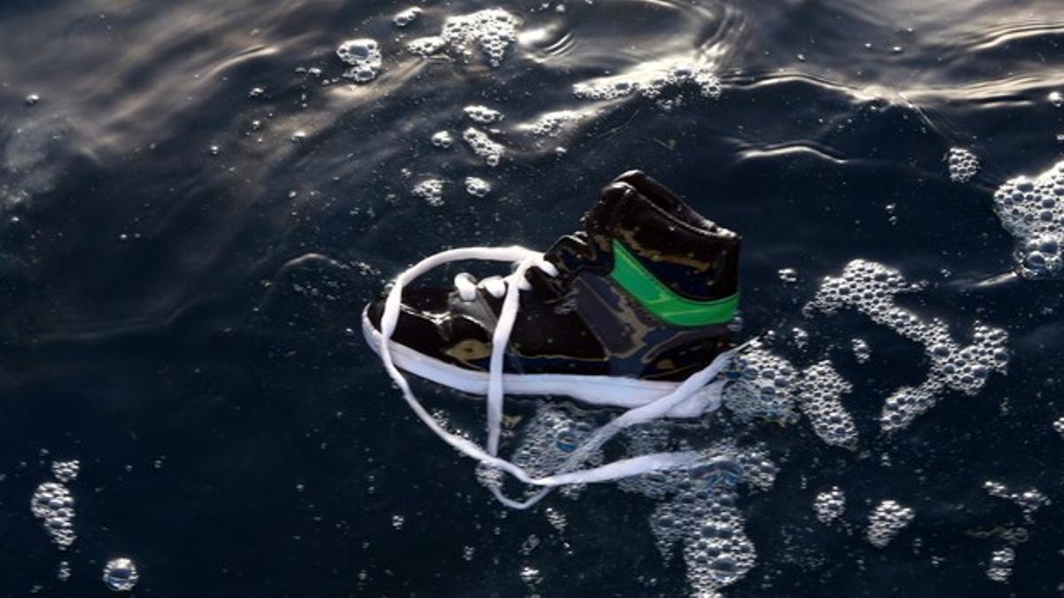 Un zapato de uno de los náufragos flota en el mar frente a la costa libia, este sábado.