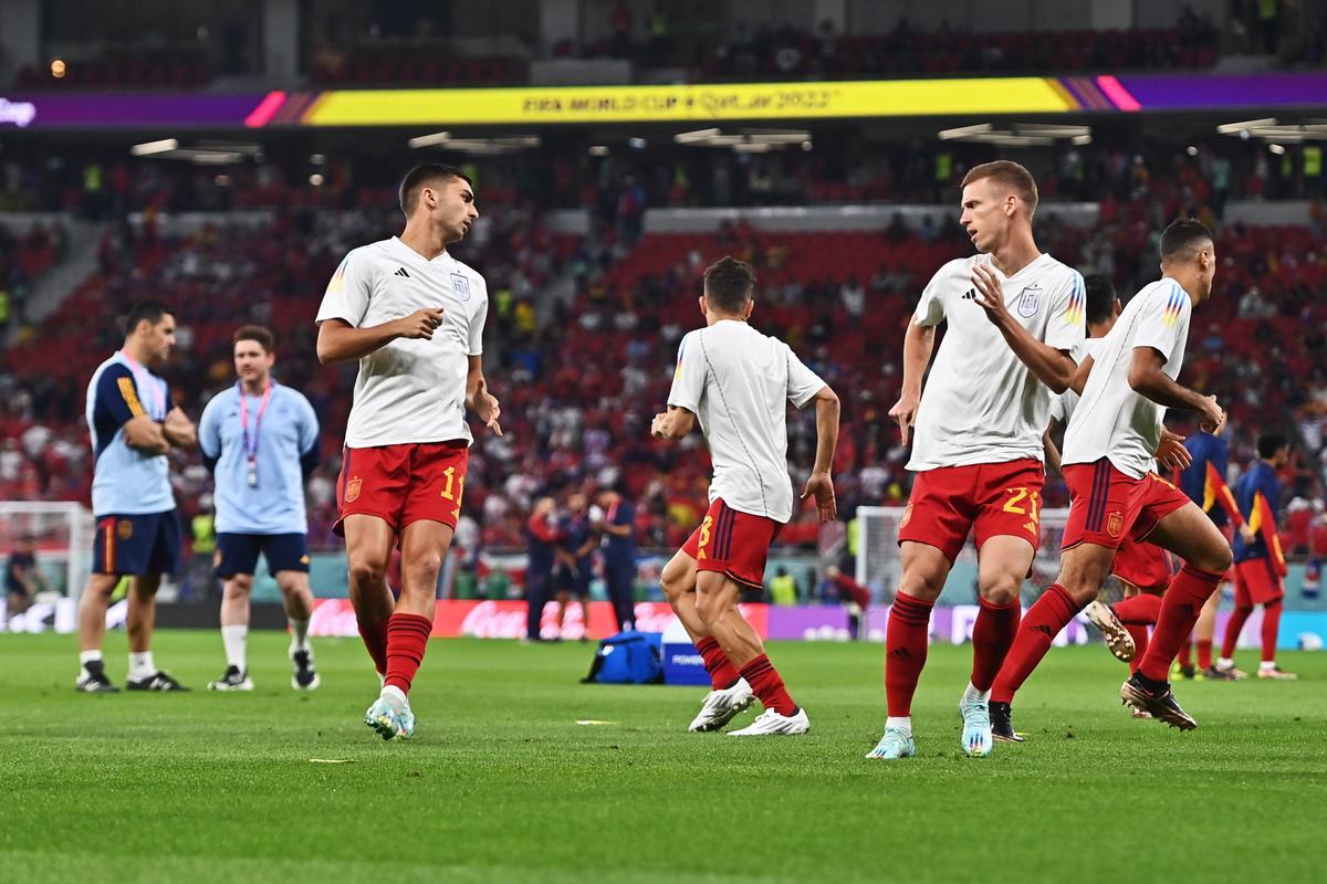 Doha (Qatar), 23/11/2022.- Players of Spain warm up ahead of the FIFA World Cup 2022 group E soccer match between Spain and Costa Rica at Al Thumama Stadium in Doha, Qatar, 23 November 2022. (Mundial de Fútbol, España, Catar) EFE/EPA/Noushad Thekkayil