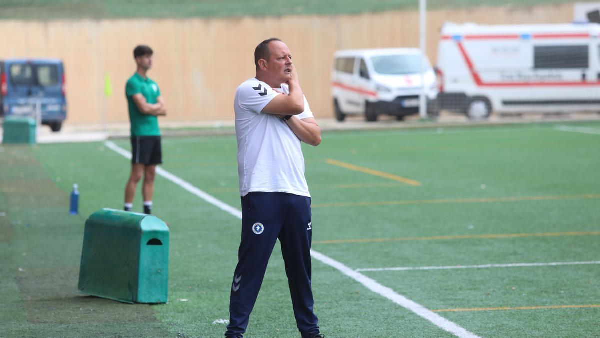 Víctor Búrdalo da instrucciones en un partido del Zaragoza CFF.