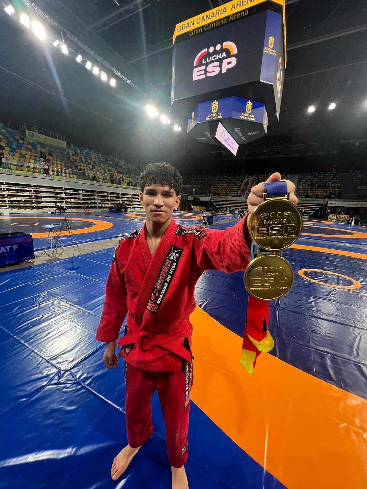 Angello Jhafat, con sus dos oros.