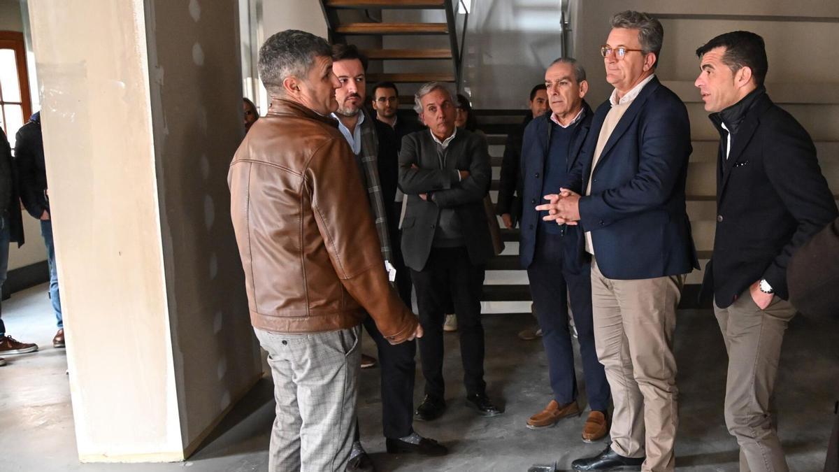 El director general Miguel Ángel Ivorra, a la derecha, junto al conseller Vicente Martínez Mus, en una visita a Elx.