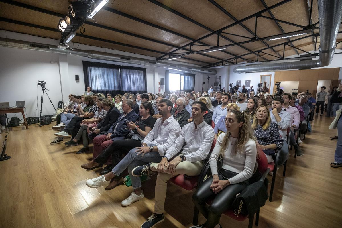 Un numeroso público ha llenado por completo la sala de actos del Casal de Cultura de Inca.