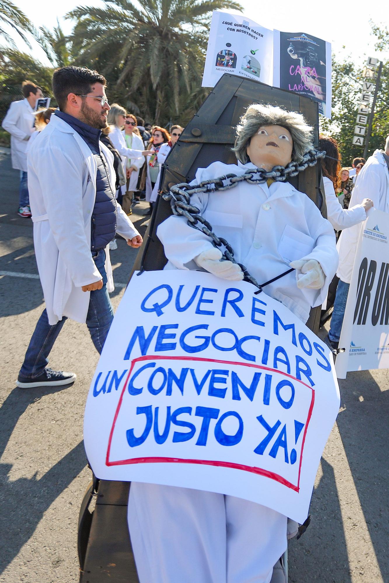 El personal laboral del área de Torrevieja sale a la calle contra Sanidad