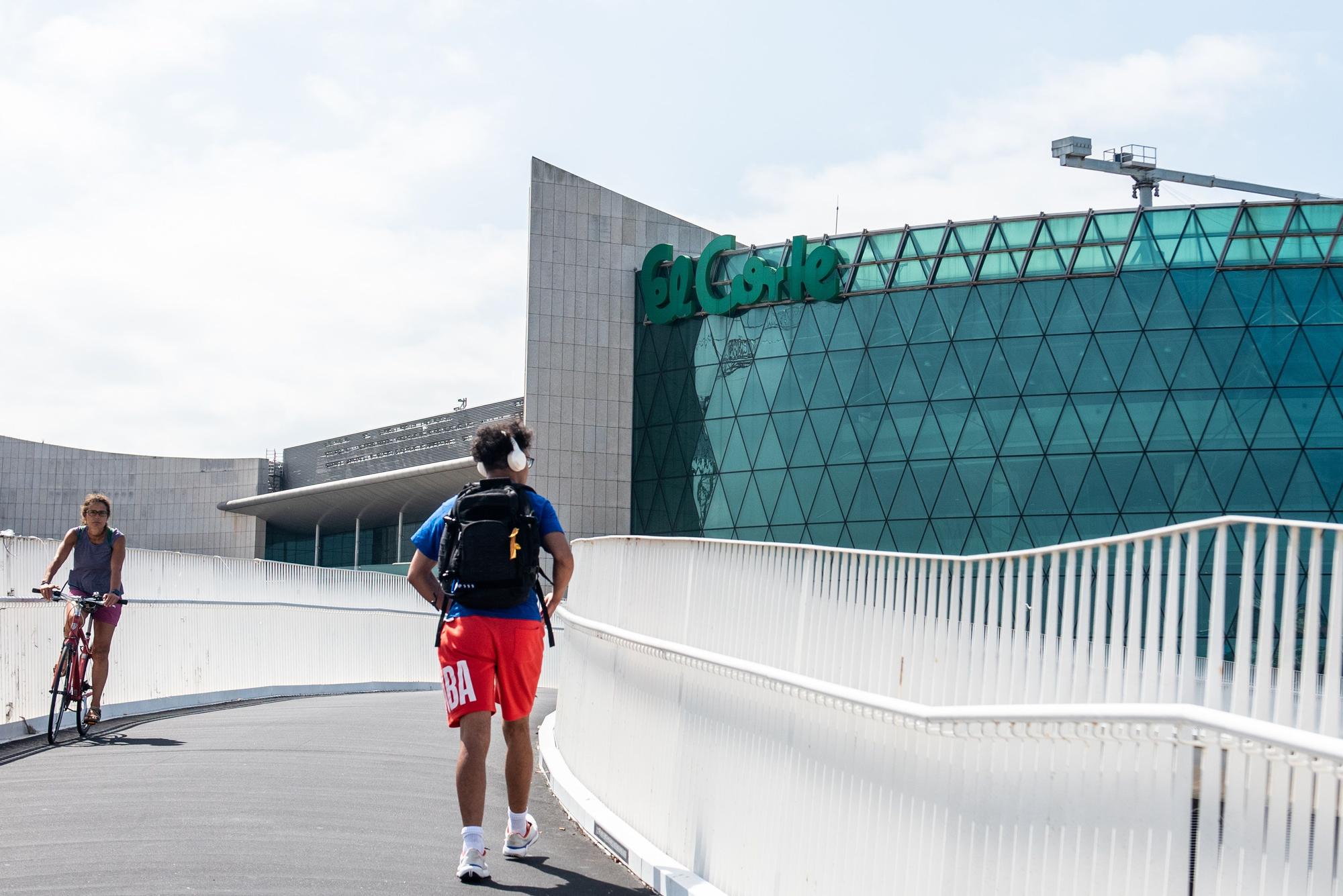 Desmontaje de los letreros de El Corte Inglés en Marineda City