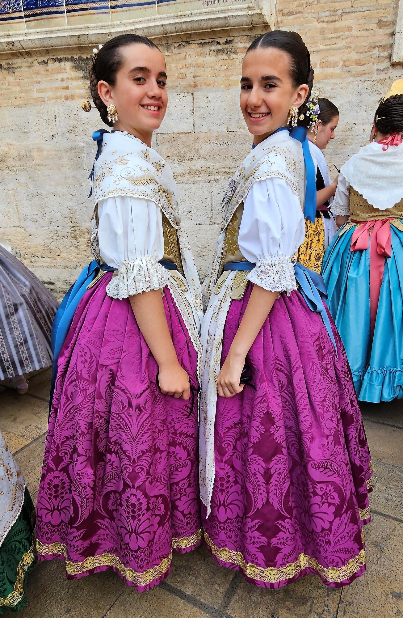 Nerea López rescató su traje de la primera "mascletà" de 2022 y su corte, los vestidos multicolores estrenados en la "dansà" del pasado año.