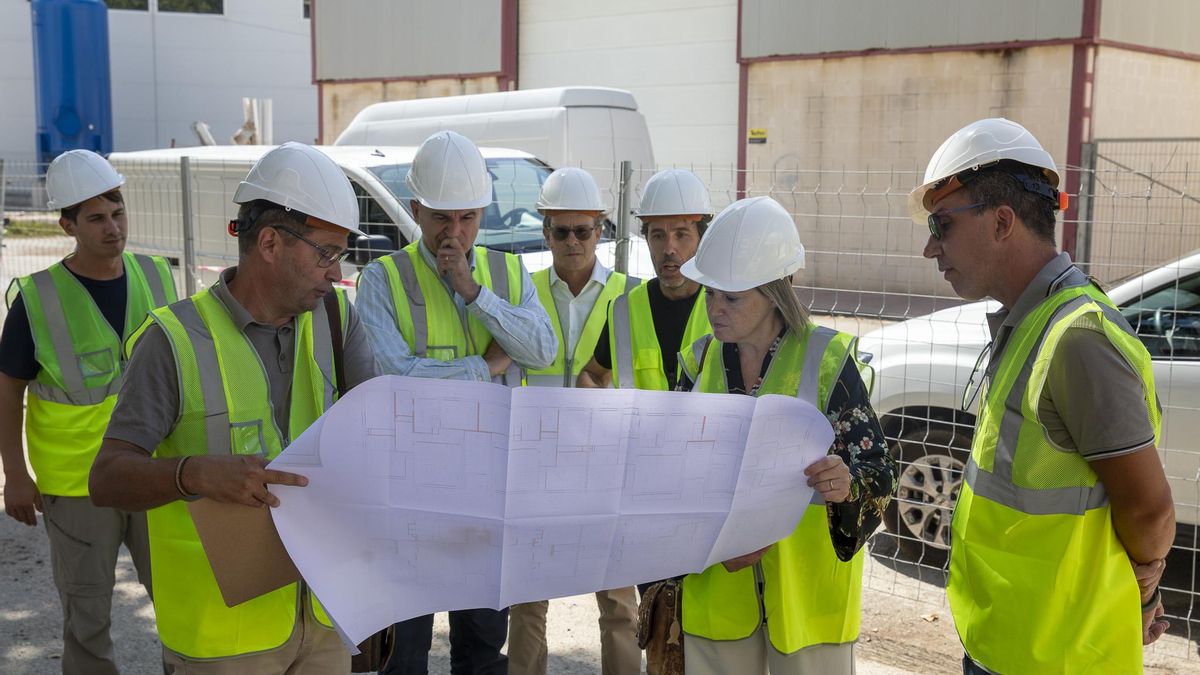 Vicent Marí, Salvador Losa y Carolina Escandell, acompañados de los técnicos, durante la visita a las obras.
