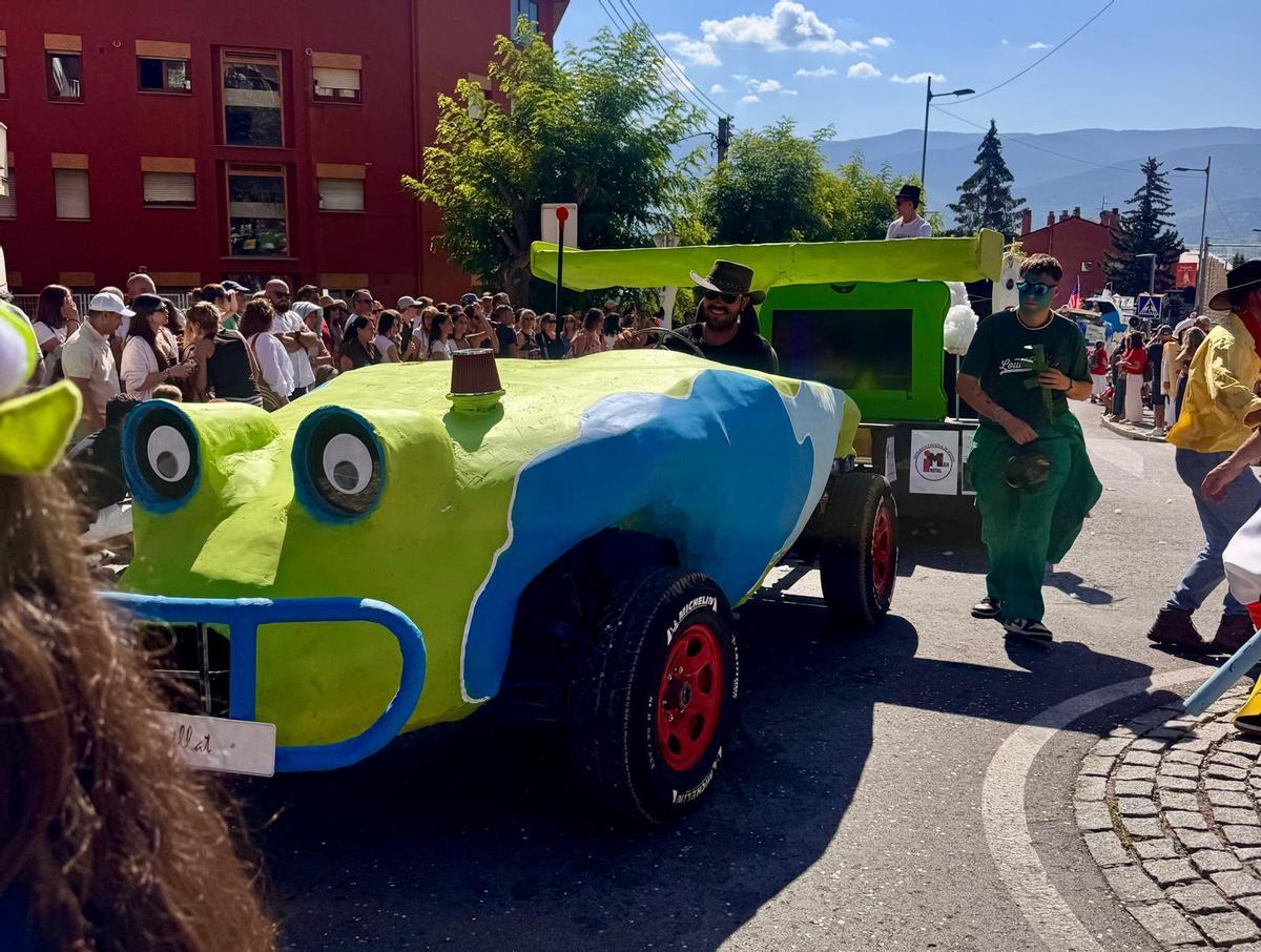 La desfilada de carrosses llueix a Puigcerdà amb tot el seu esplendor en els 140 anys de la Festa de l'Estany La desfilada de carrosses llueix a Puigcerdà amb tot el seu esplendor en els 140 anys de la Festa de l'Estany