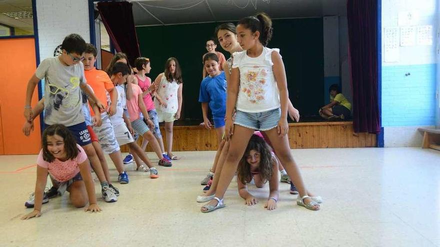 Los colegios CEIP de Seara y Reibón acogen dos de los campamentos cada mañana . // Gonzalo Núñez