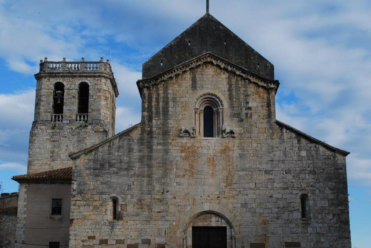 Façana del monestir benedictí de Sant Pere de Besalú