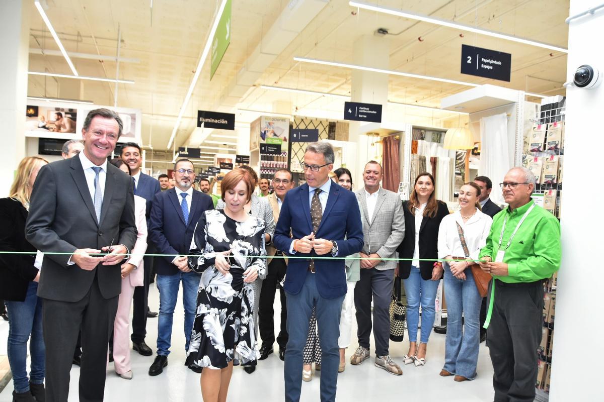 La gerente de la tienda, Miriam Menéndez, corta la cinta inaugural junto al alcade de Lorca y el director general de Leroy Merlin.