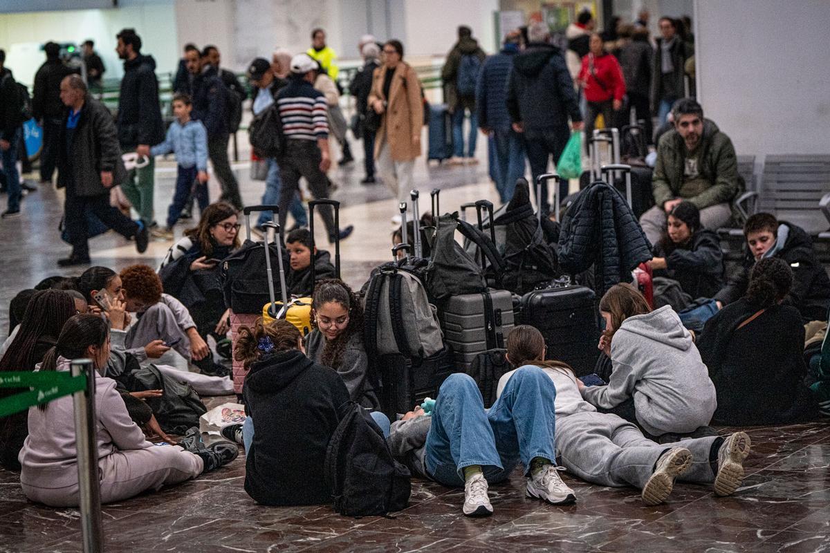 Ambiente esta tarde en la estación de  Sants de Barcelona. Trenes saturados y retrasos, tras el temporal