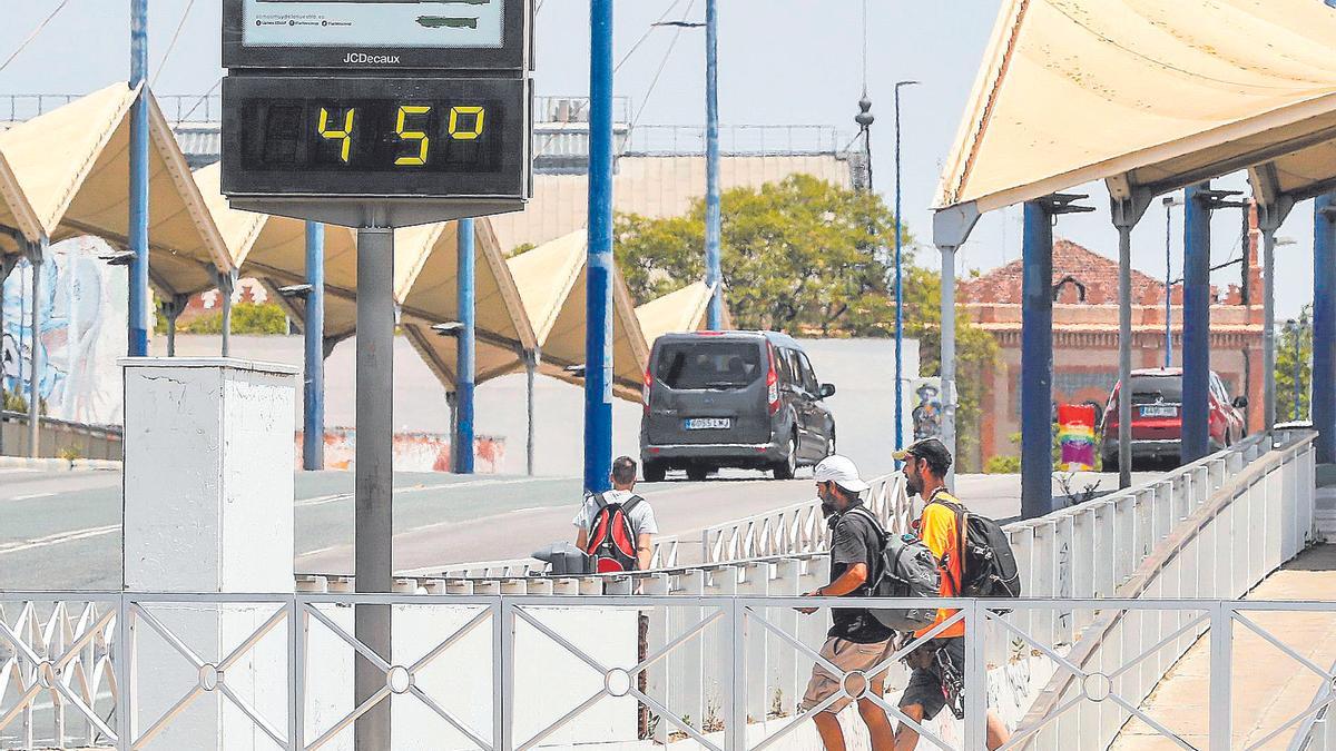 Un termómetro marca 45 grados centígrados en Sevilla.