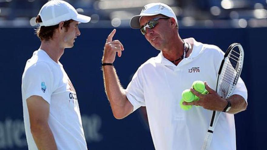 Ivan Lendl, a la derecha, da instrucciones a Andy Murray. | efe