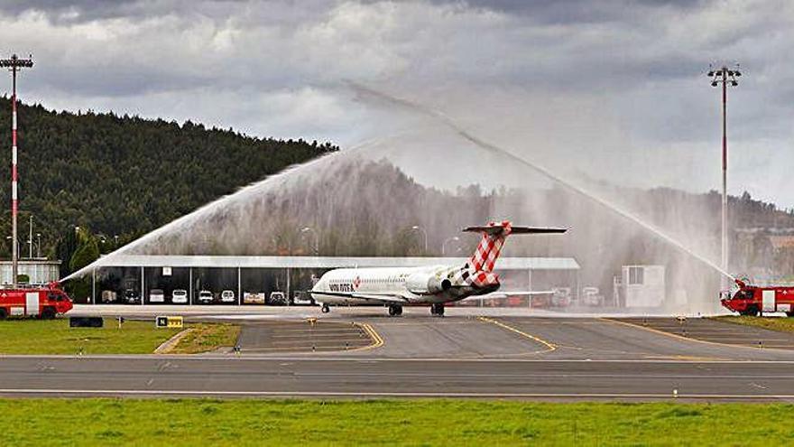 Arco de agua con el que recibió el aeropuerto el vuelo de Volotea que llegó ayer, procedente de Bilbao.