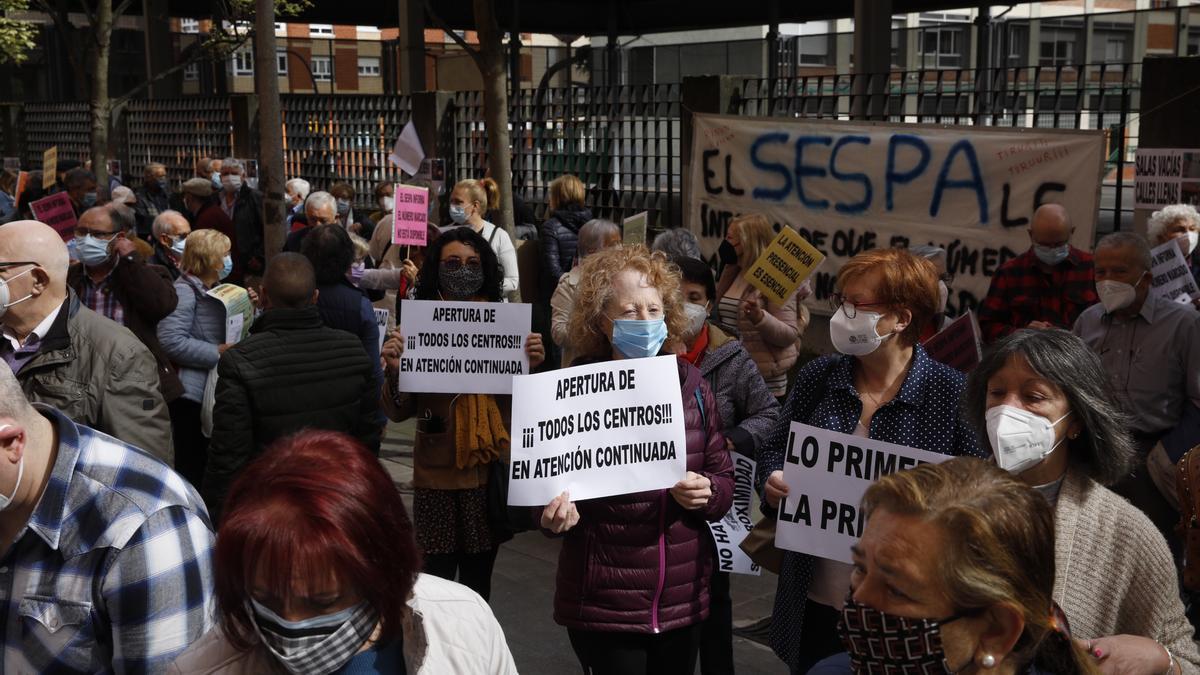 Protesta vecinal en el centro de salud de Severo Ochoa