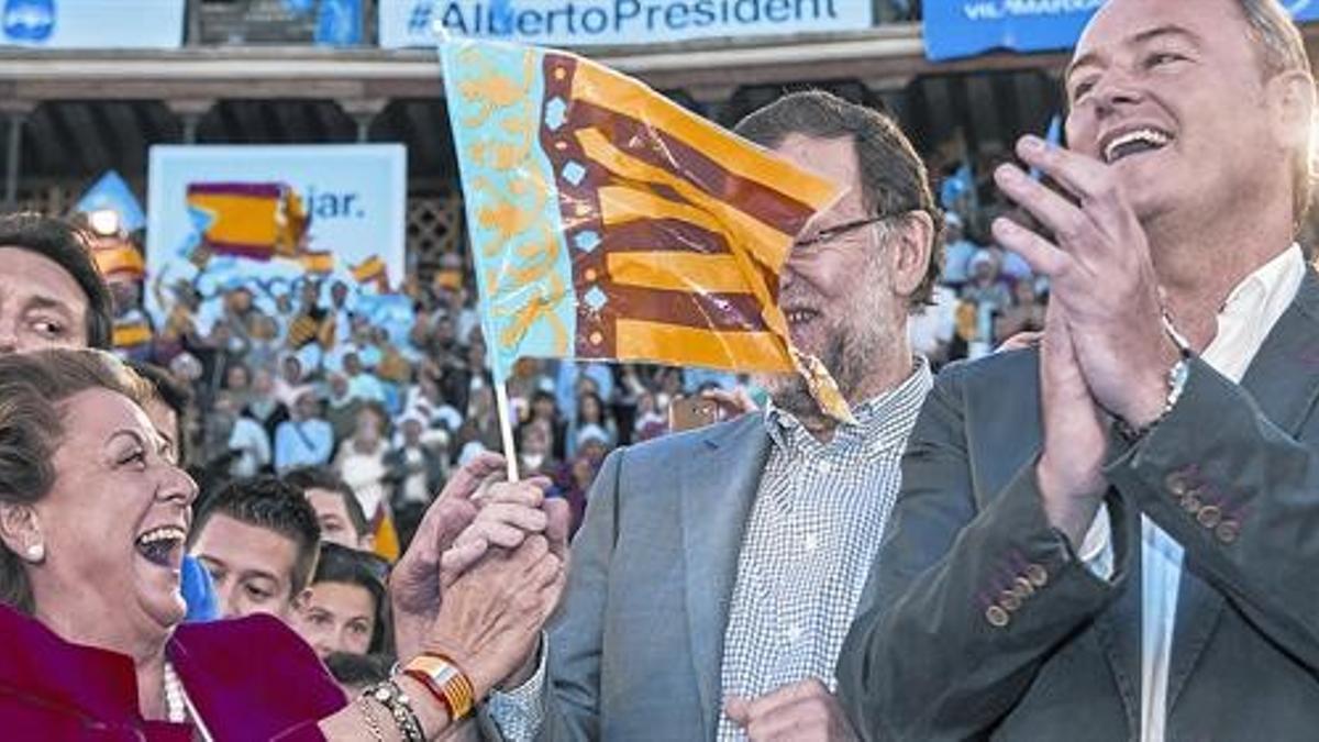 Barberá, exultante, con Rajoy y el presidente valenciano, Alberto Fabra, durante la campaña del 24-M, antes del batacazo del PP.