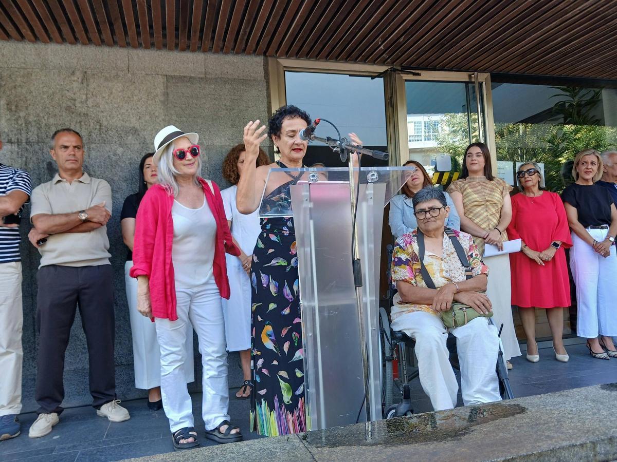 Un momento de la intervención de María Armesto en el pregón, con Casilda Alfaro y Che Mariño a su lado.