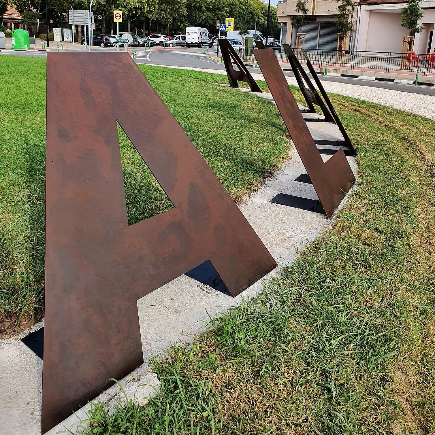 Letras inclinadas 30º en la rotonda de Kioto.