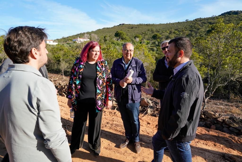 El alcalde de Cáceres y la consejera de Agricultura supervisan la limpieza de la Montaña