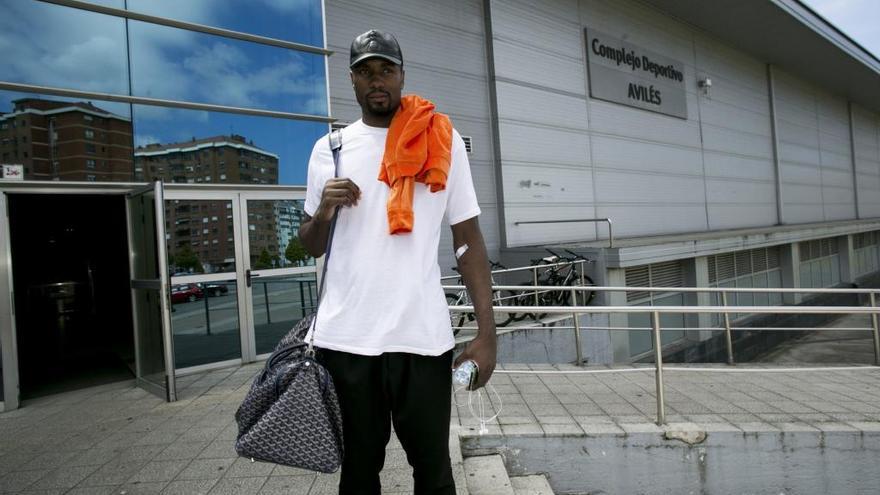 Serge Ibaka a la salida del complejo deportivo Avilés.