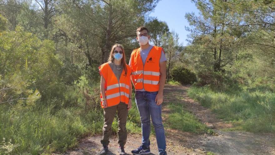 Imagen de dos jóvenes que participan en las prospecciones que realizan en la Serra d&#039;Espadà.