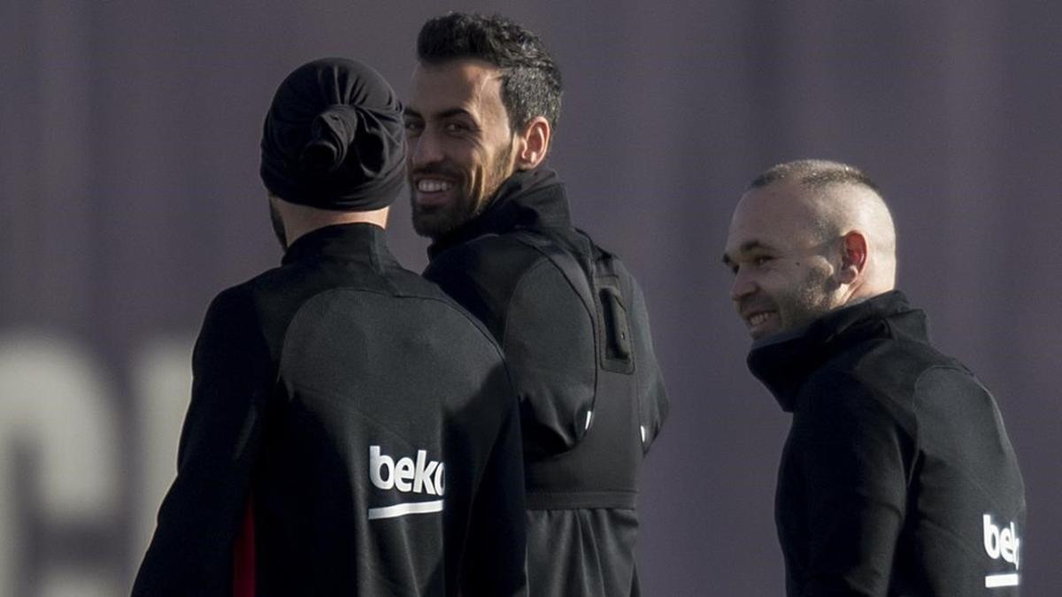 Iniesta y Busquets, durante la sesion de entrenamiento.