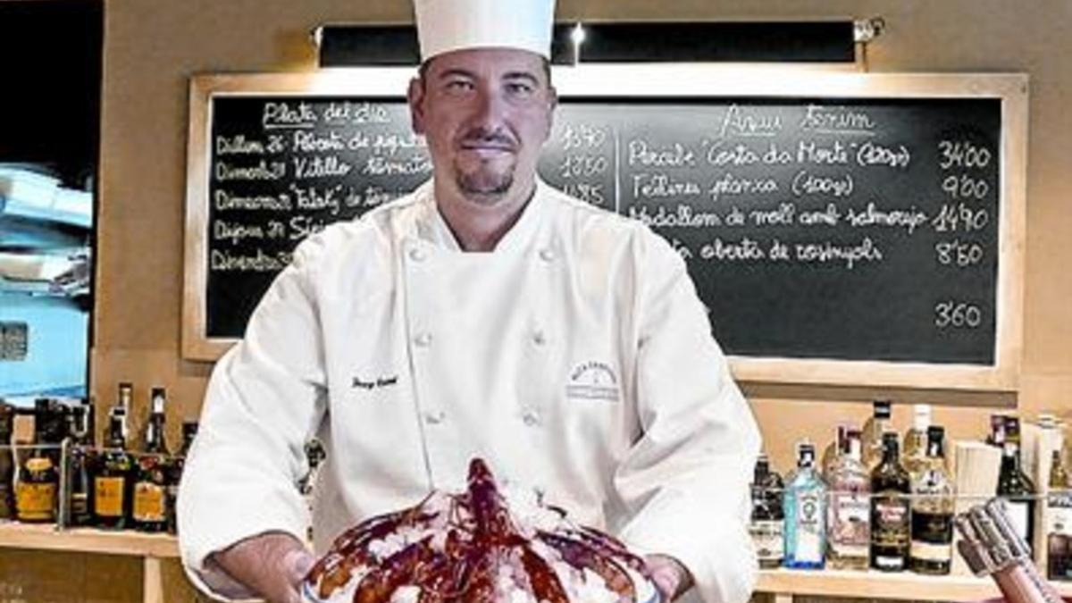 Josep Antoni Camí del restaurante Paco Meralgo, con unas gambas.