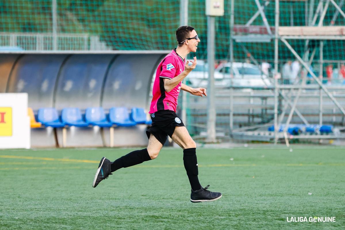 Un jugador de la UD Ibiza celebra un gol